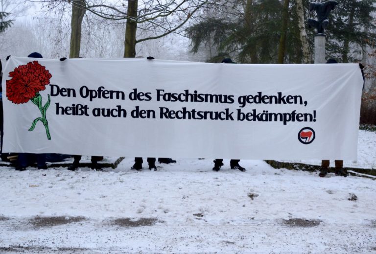 Den Opfern des Faschismus gedenken Banner