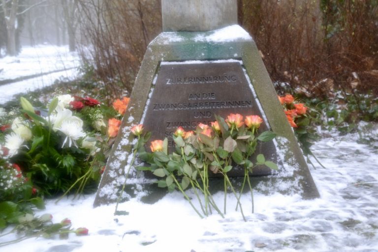 Stele mit Blumen